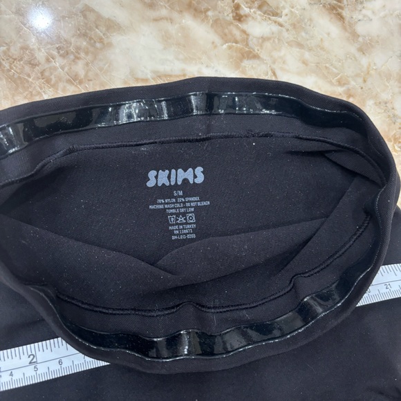 Skims Body Sculpting Leggings. Black. Size S/M - Picture 7 of 10